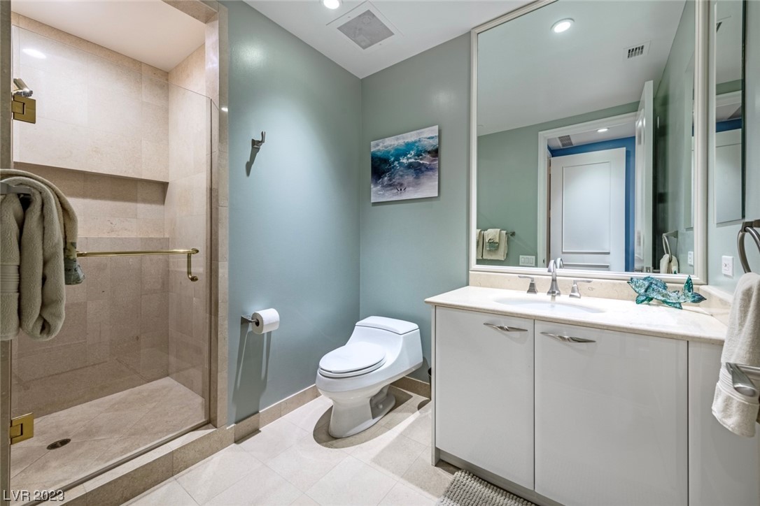 2857 Paradise Road, Unit 2303 Las Vegas, NV 89109 - Photo 31 of 37 ENSUITE BATHROOM FOR ALL BEDROOMS