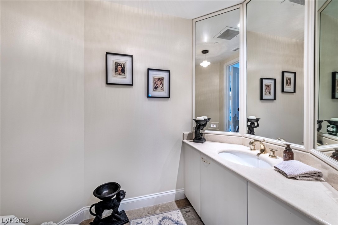 2857 Paradise Road, Unit 2303 Las Vegas, NV 89109 - Photo 37 of 37 GUEST BATHROOM