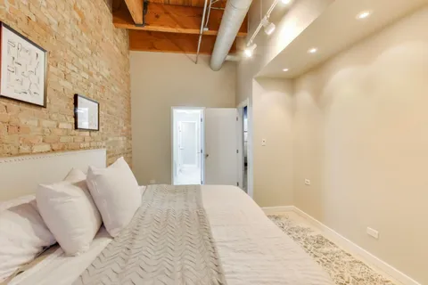 $424,900 | 300 West Grand Avenue, Unit 210, Chicago, IL 60654