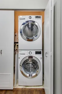 $424,900 | 300 West Grand Avenue, Unit 210, Chicago, IL 60654