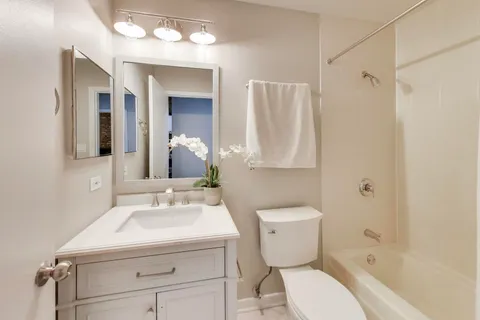 $424,900 | 300 West Grand Avenue, Unit 210, Chicago, IL 60654