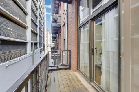 $424,900 | 300 West Grand Avenue, Unit 210, Chicago, IL 60654