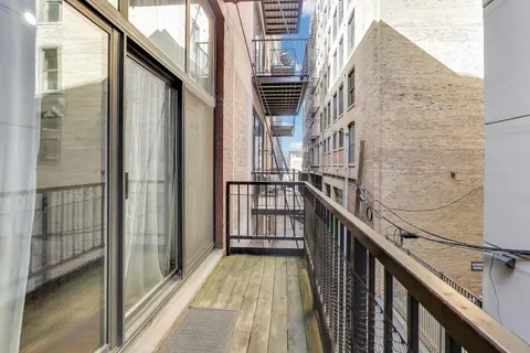 $424,900 | 300 West Grand Avenue, Unit 210, Chicago, IL 60654