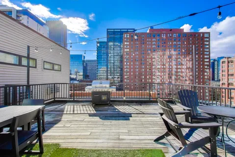 $424,900 | 300 West Grand Avenue, Unit 210, Chicago, IL 60654