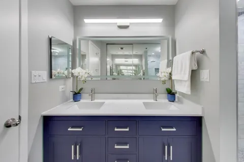 $424,900 | 300 West Grand Avenue, Unit 210, Chicago, IL 60654