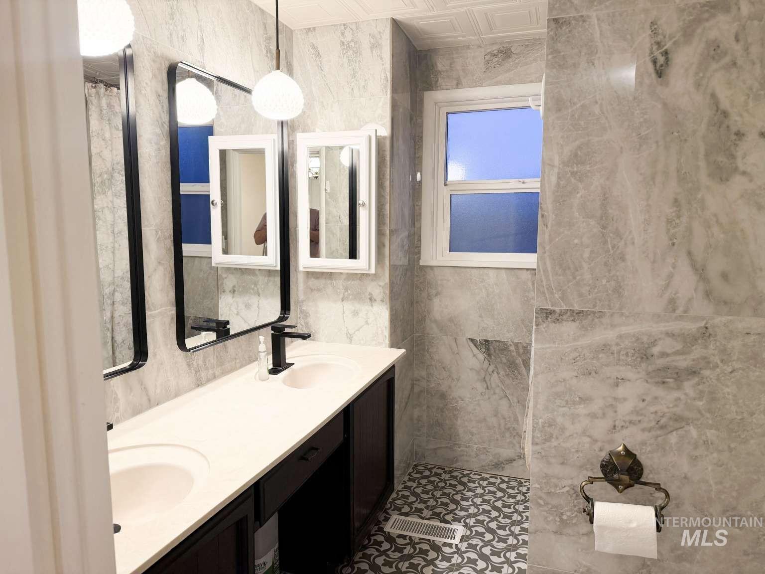 1158 South Powerline Road Nampa, ID 83686 - Photo 31 of 46 Bathroom
