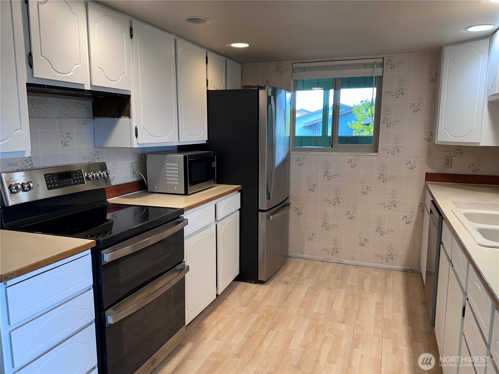 1301 South 3rd Avenue, Unit 7D Sequim, WA 98382 - Photo 13 of 32 a kitchen with a stove cabinets and a refrigerator