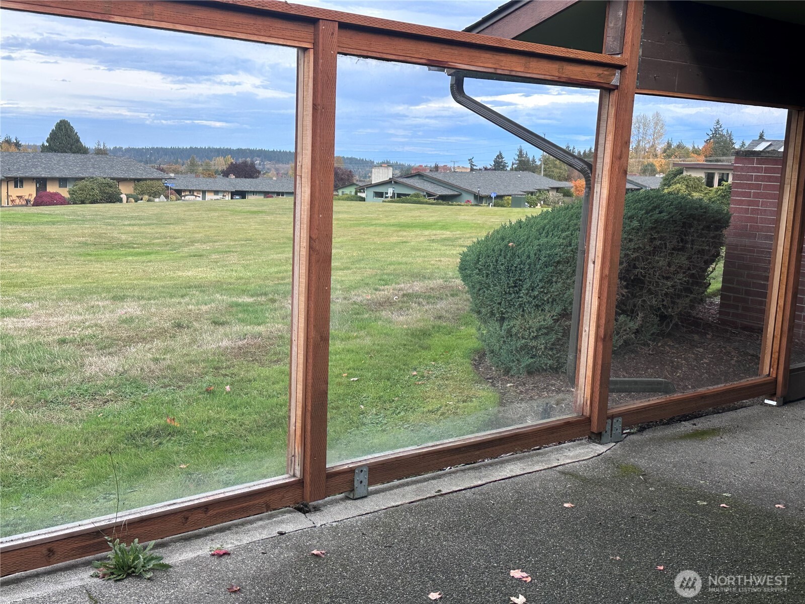 1301 South 3rd Avenue, Unit 7D Sequim, WA 98382 - Photo 25 of 32 a view of a garden from a room