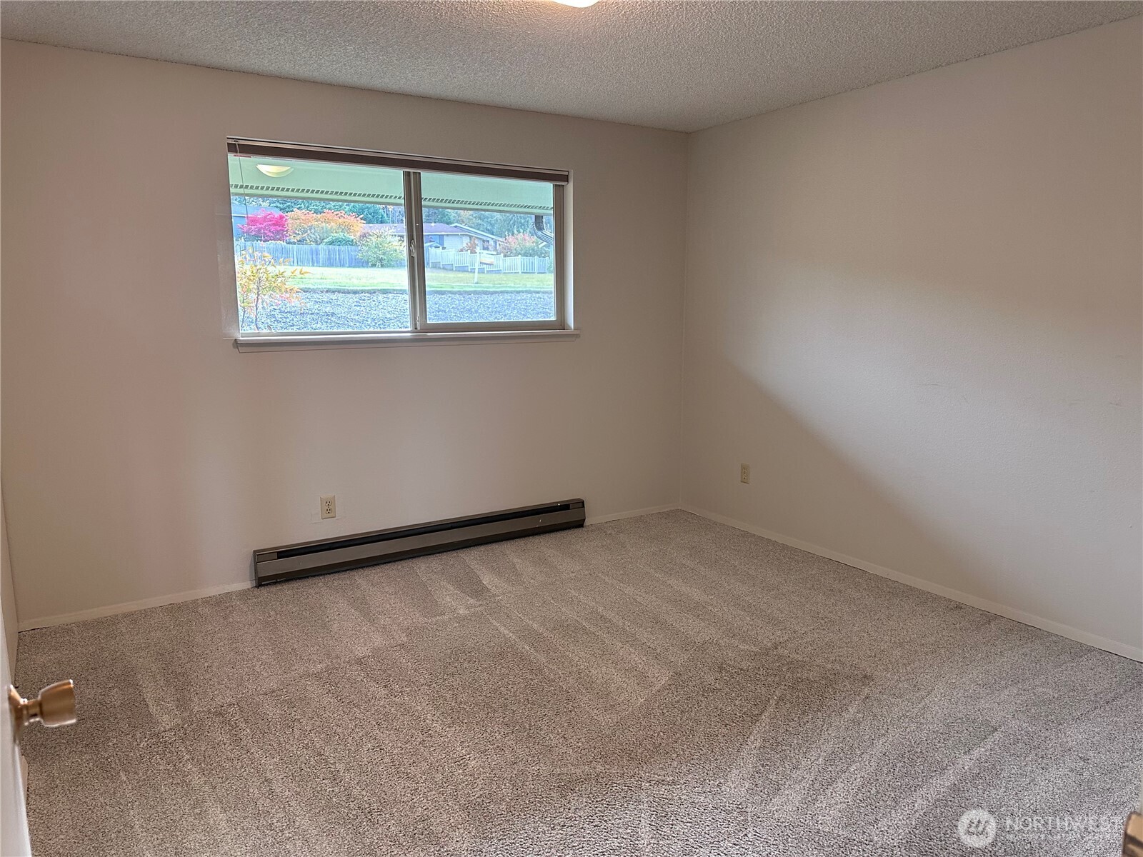 1301 South 3rd Avenue, Unit 7D Sequim, WA 98382 - Photo 4 of 32 an empty room with windows