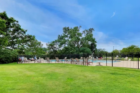 $245,500 | 2000 St Regis Drive, Unit 7N, Lombard, IL 60148