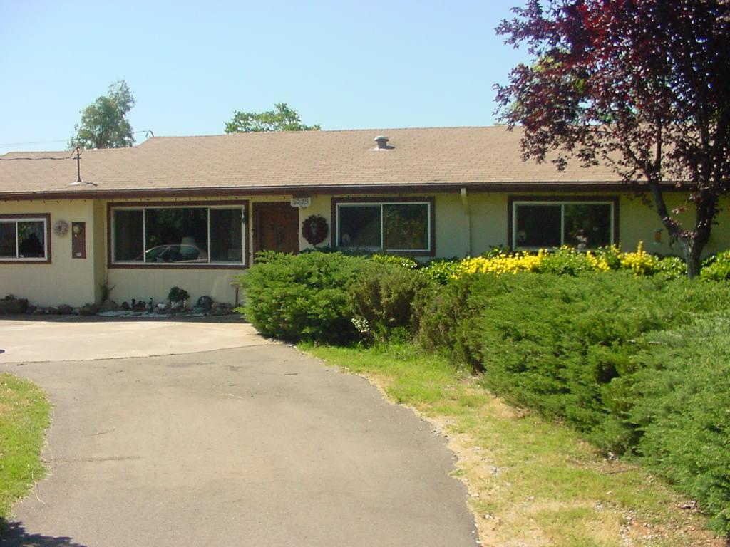 3273 Rancho Road Redding, CA 96002 - Photo 3 of 3 front view of a house with a yard