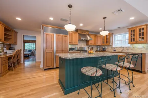 $2,125,000 | 4 Springwood Path, Syosset, NY 11791