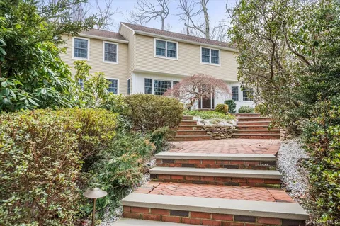 $2,125,000 | 4 Springwood Path, Syosset, NY 11791