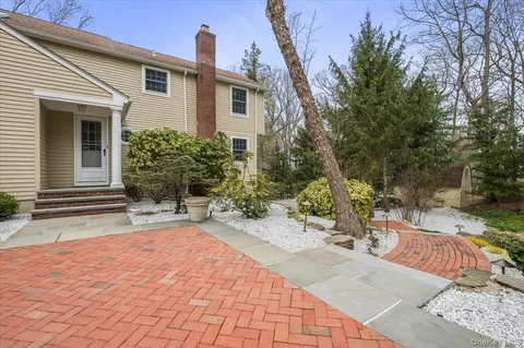 $2,125,000 | 4 Springwood Path, Syosset, NY 11791