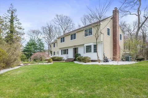 $2,125,000 | 4 Springwood Path, Syosset, NY 11791