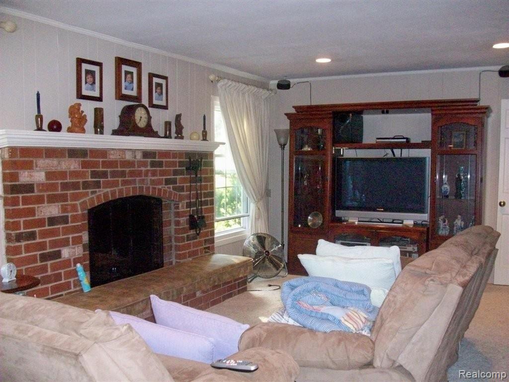 848 Aspen Court Rochester, MI 48307 - Photo 4 of 25 aspen family room.jpg