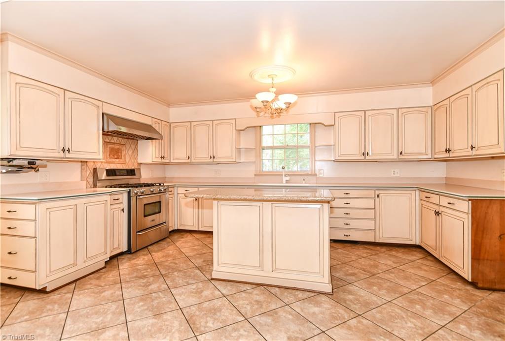 902 Dover Road Greensboro, NC 27408 - Photo 6 of 28 Gallery Image 6