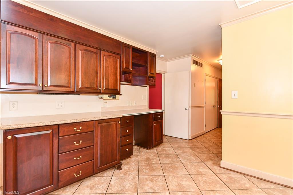 902 Dover Road Greensboro, NC 27408 - Photo 9 of 28 Gallery Image 9