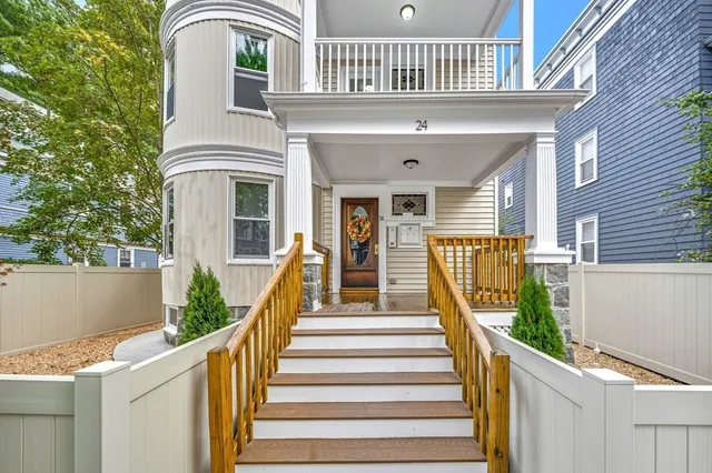 a view of entryway with a front door
