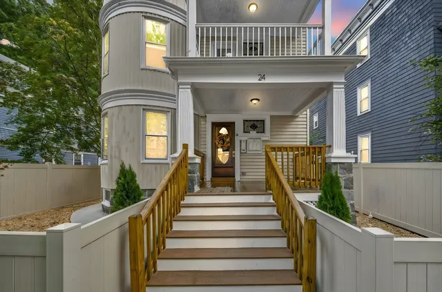 a view of entryway with a front door
