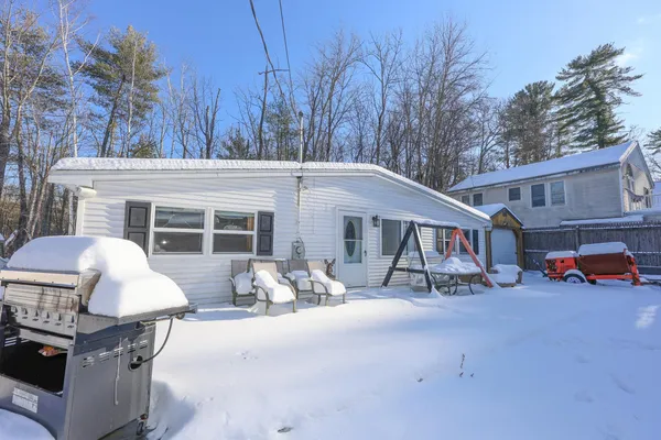 $1,600 | 12 Roosevelt Lane, Laconia, NH 03246