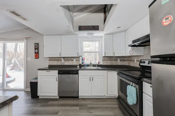 $1,600 | 12 Roosevelt Lane, Laconia, NH 03246