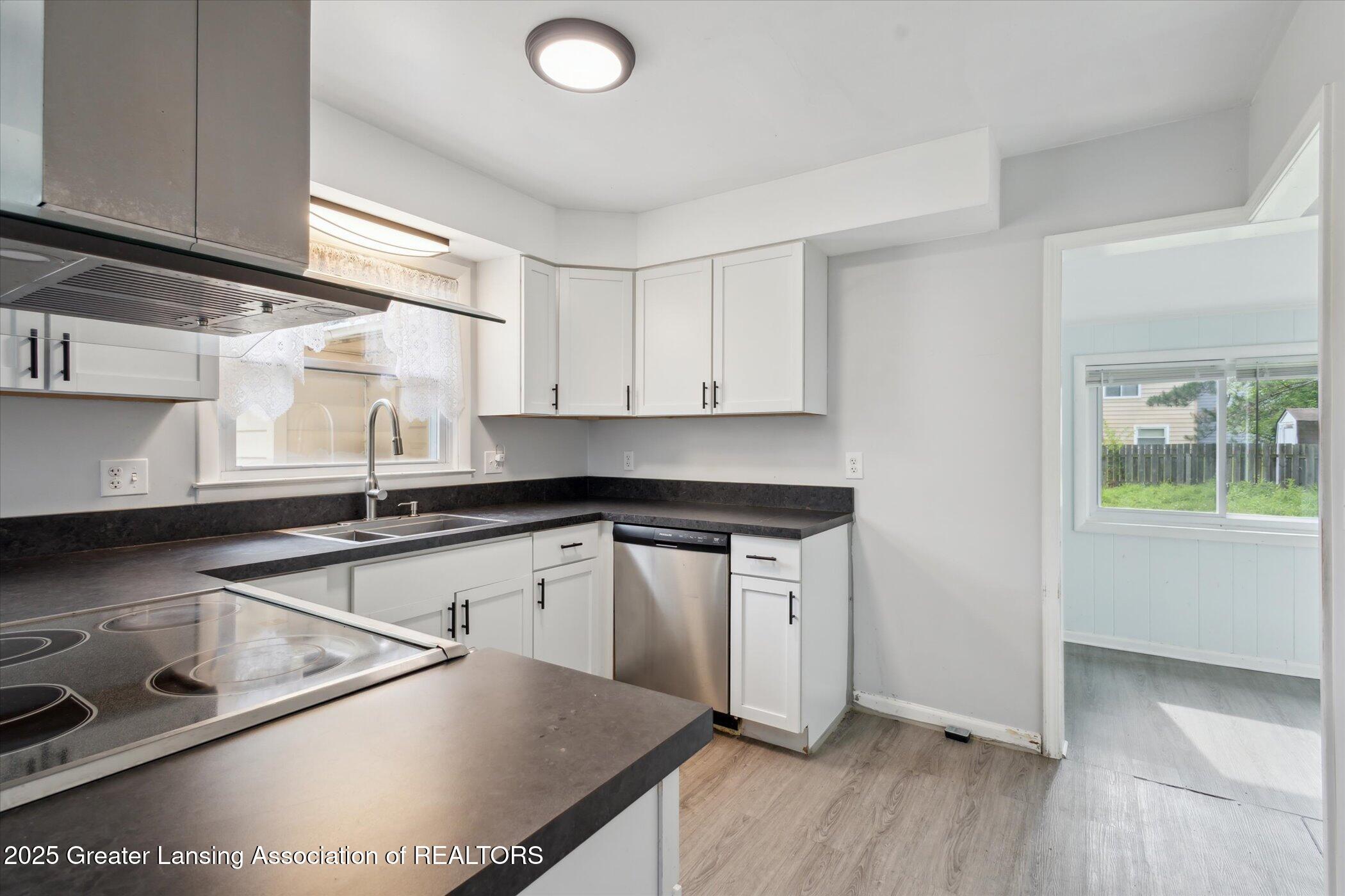 6050 South Waverly Road Lansing, MI 48911 - Photo 10 of 40 13-6050-S-Waverly-Rd-Lansing-MI-48911-Wi