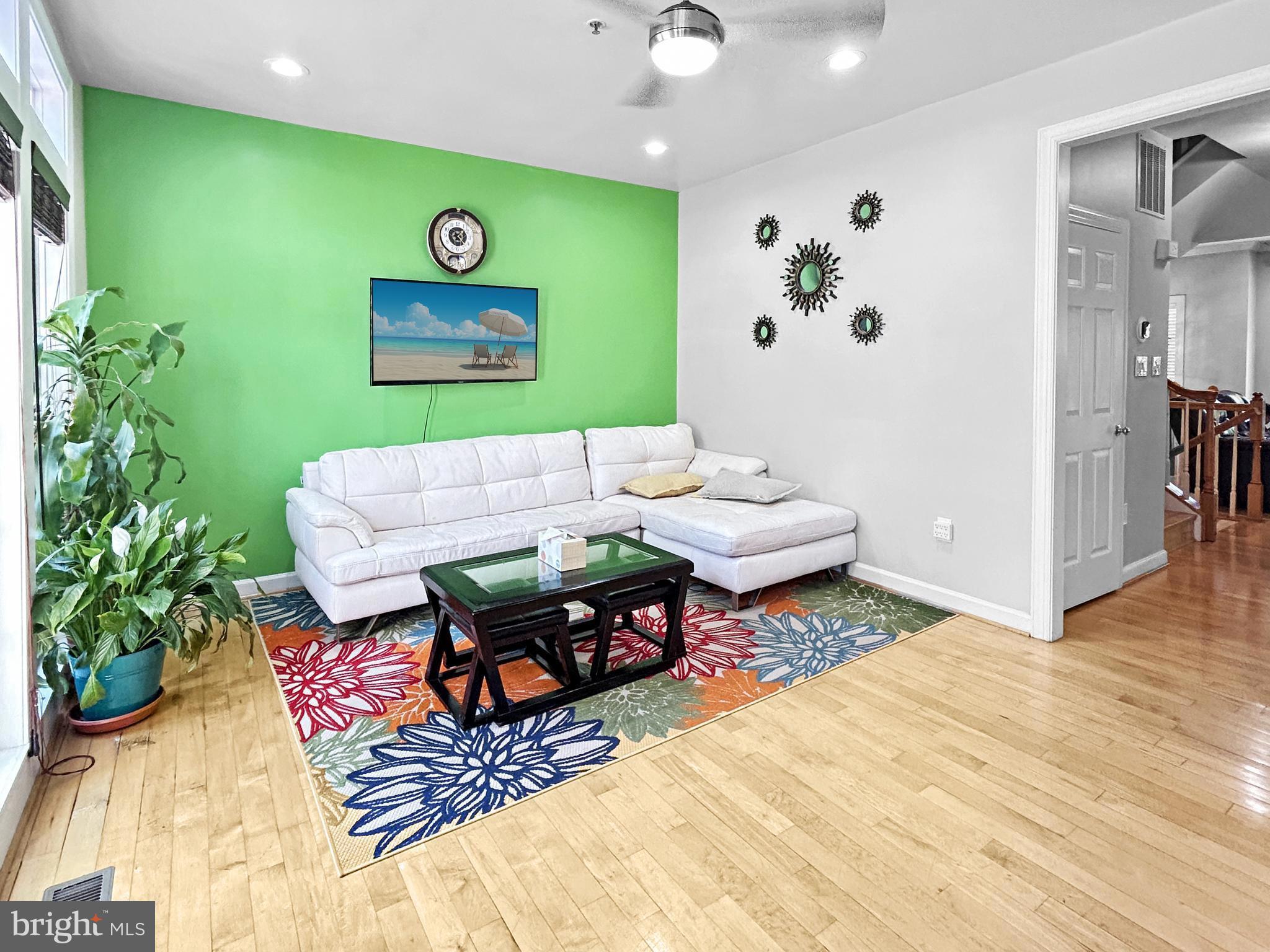 913 Highland Ridge Avenue Gaithersburg, MD 20878 - Photo 11 of 38 a living room with furniture and a flat screen tv
