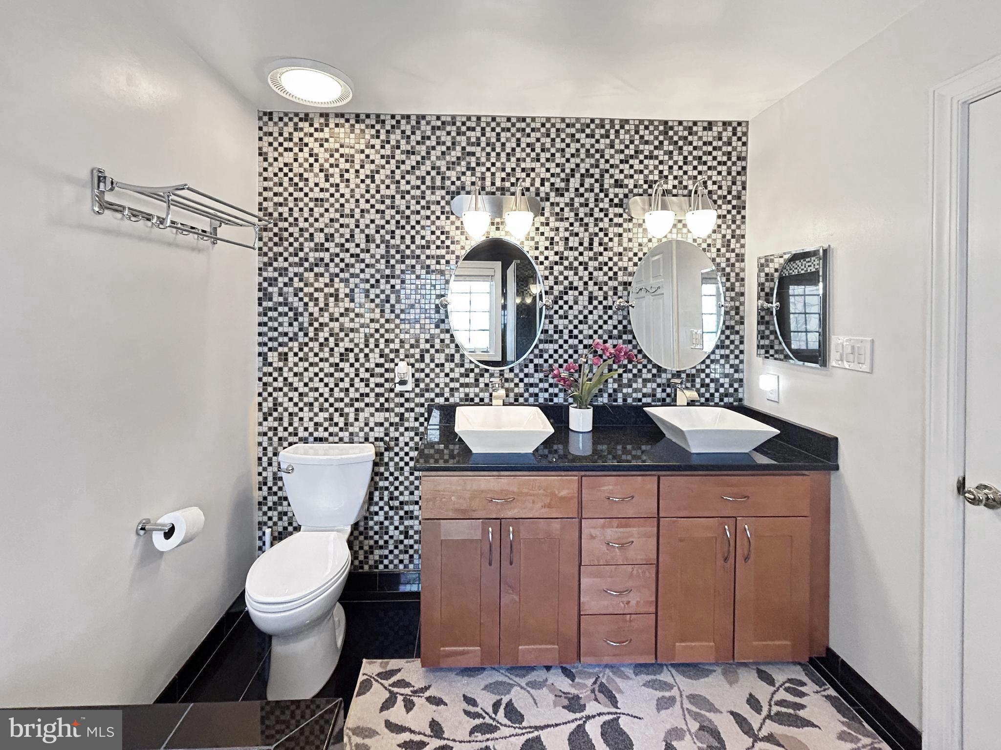 913 Highland Ridge Avenue Gaithersburg, MD 20878 - Photo 20 of 38 a bathroom with a toilet sink and mirror