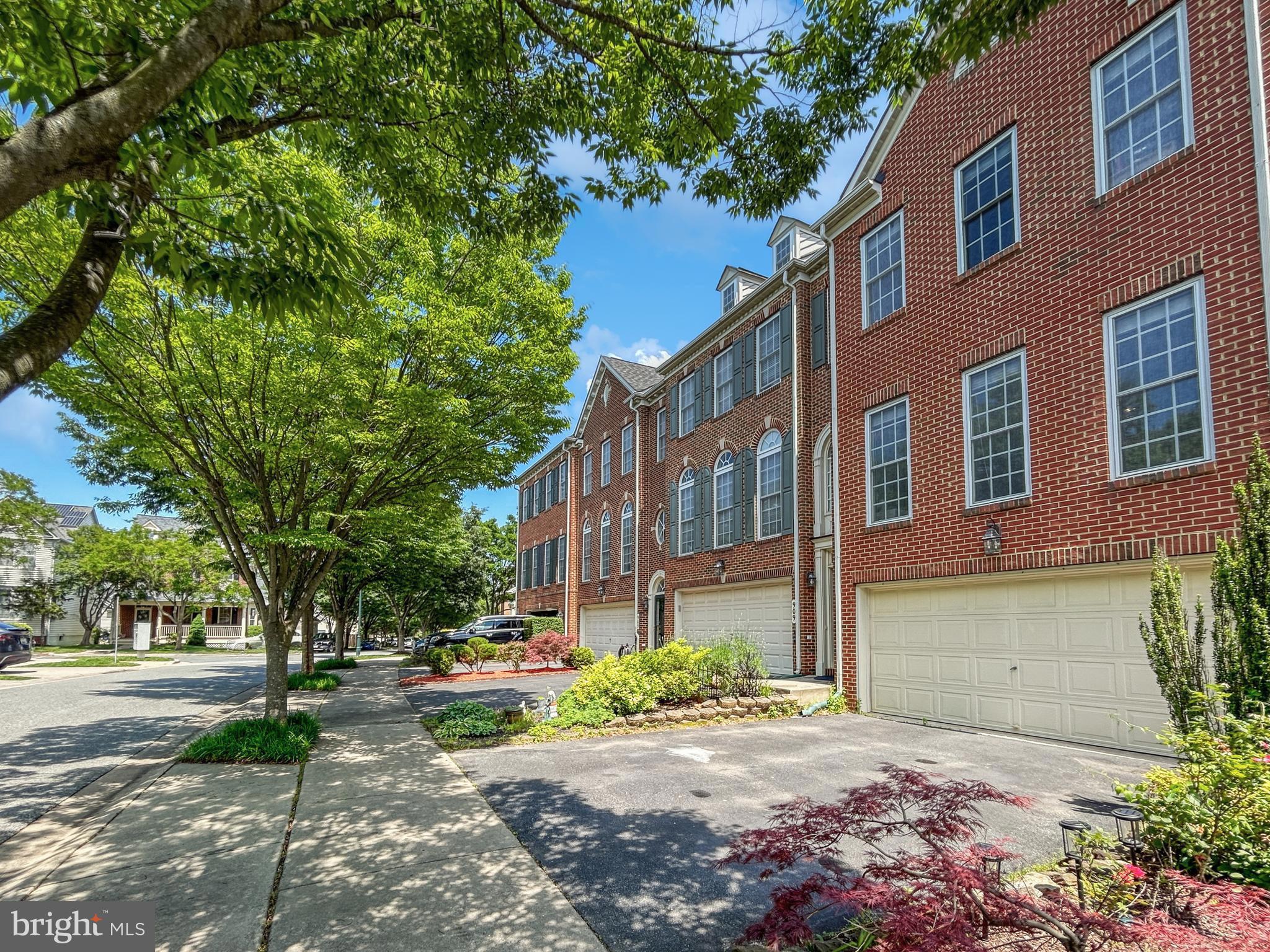 913 Highland Ridge Avenue Gaithersburg, MD 20878 - Photo 2 of 38 a view of a street with houses on the roadside