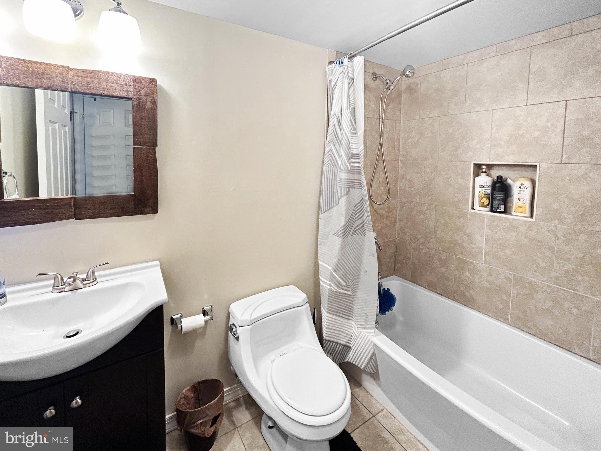 913 Highland Ridge Avenue Gaithersburg, MD 20878 - Photo 21 of 38 a bathroom with a toilet a sink and bathtub