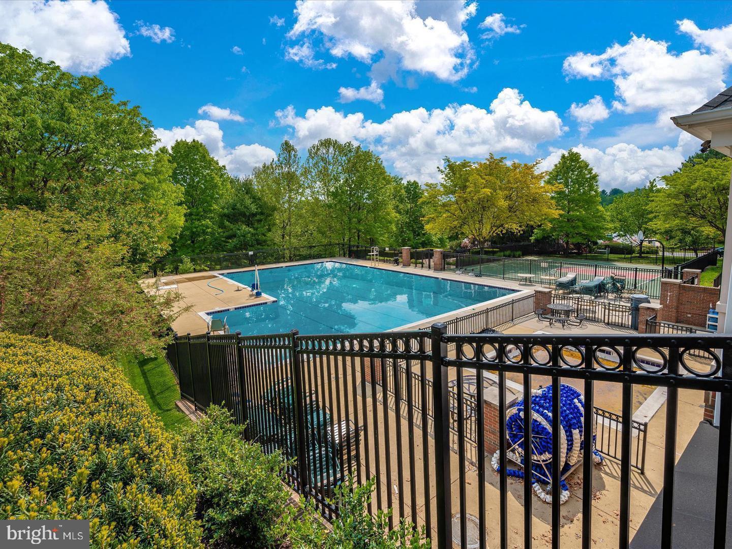 913 Highland Ridge Avenue Gaithersburg, MD 20878 - Photo 29 of 38 a backyard of a house with table and chairs