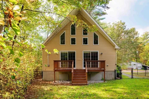 a view of house with a yard