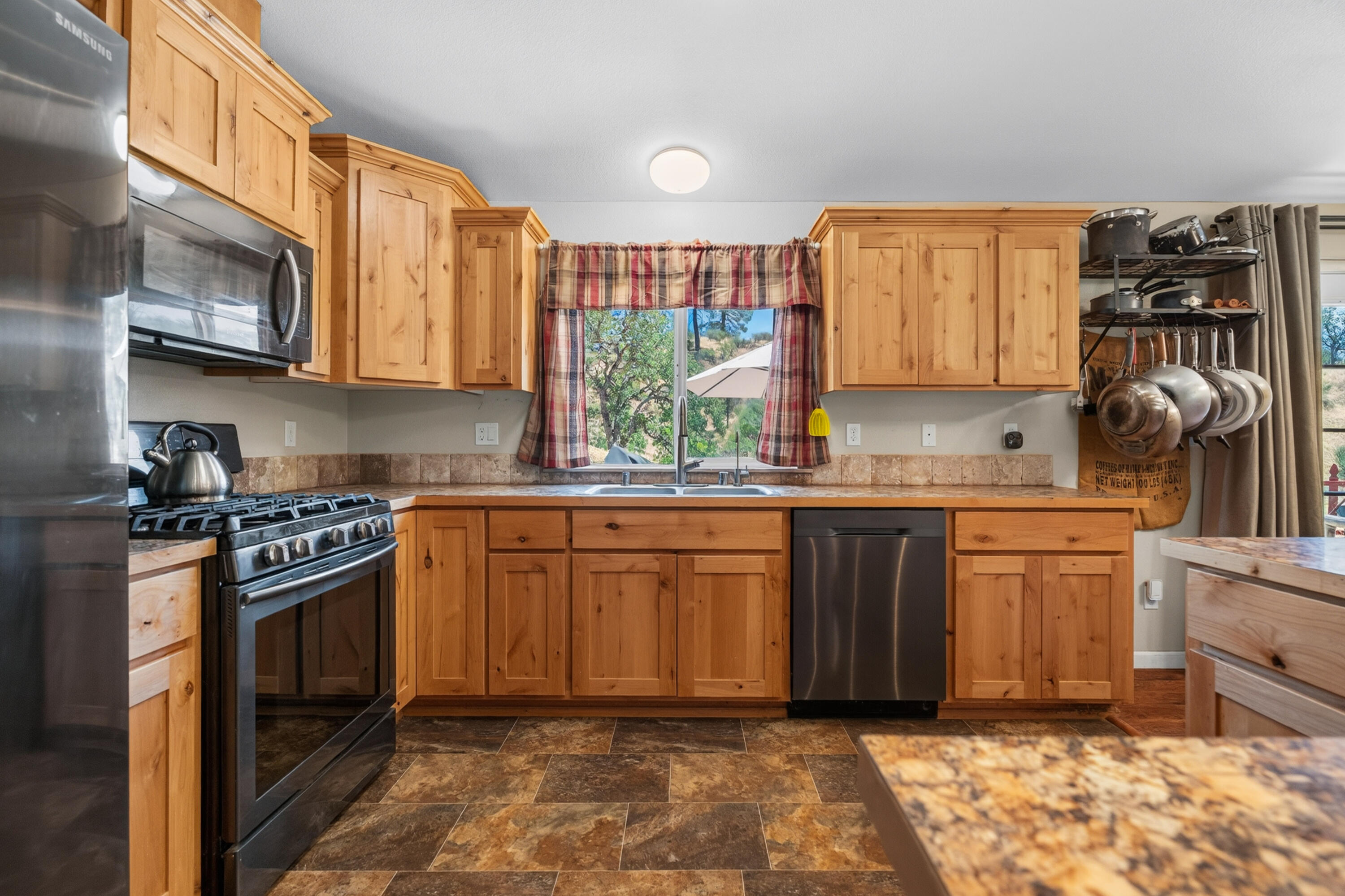 3463 Fiddlers Road Igo, CA 96047 - Photo 4 of 32 Kitchen