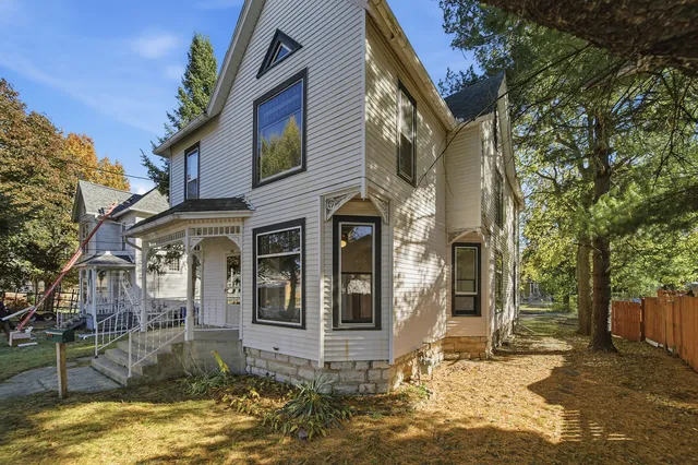 $149,000 | 1102 West 3rd Street, Dixon, IL 61021
