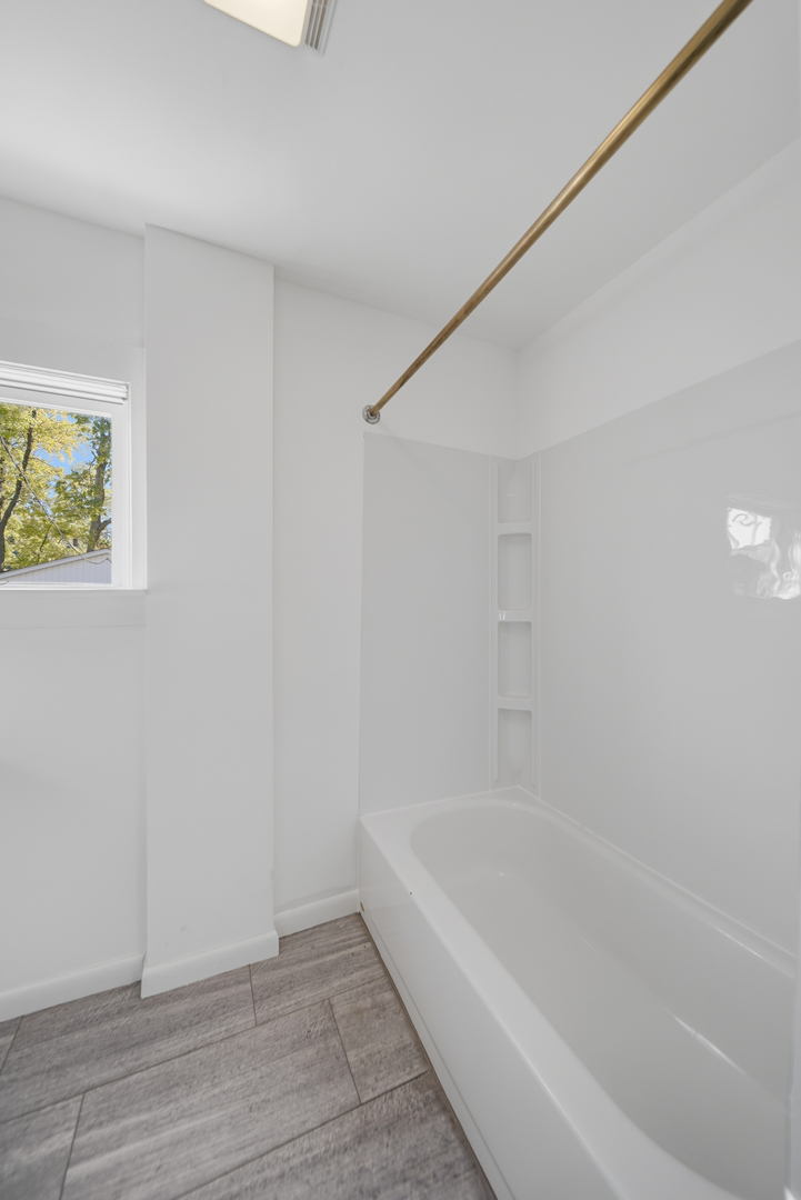 1102 West 3rd Street Dixon, IL 61021 - Photo 22 of 32 a bathroom with a bathtub