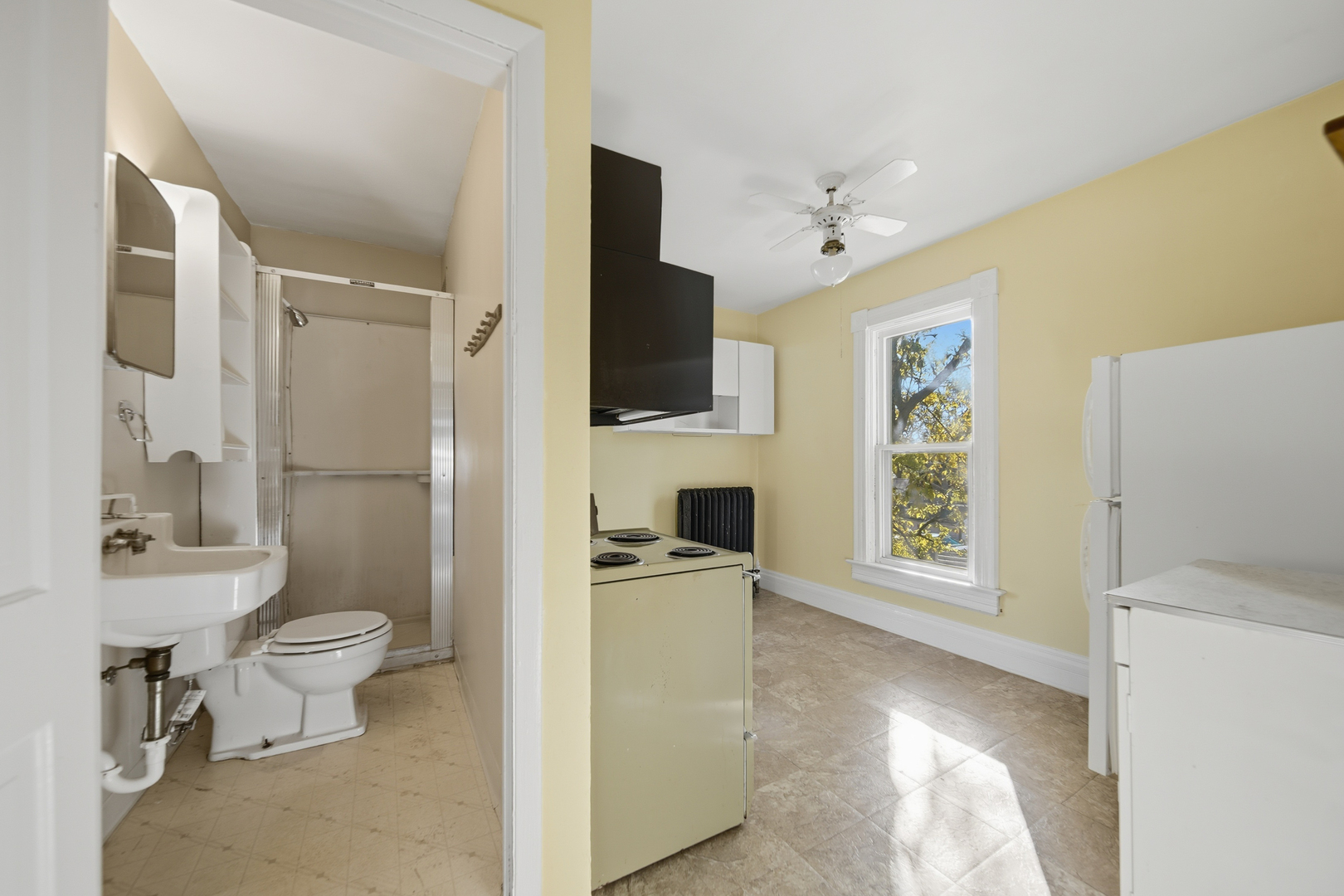 1102 West 3rd Street Dixon, IL 61021 - Photo 31 of 32 a bathroom with a toilet sink and a bathtub