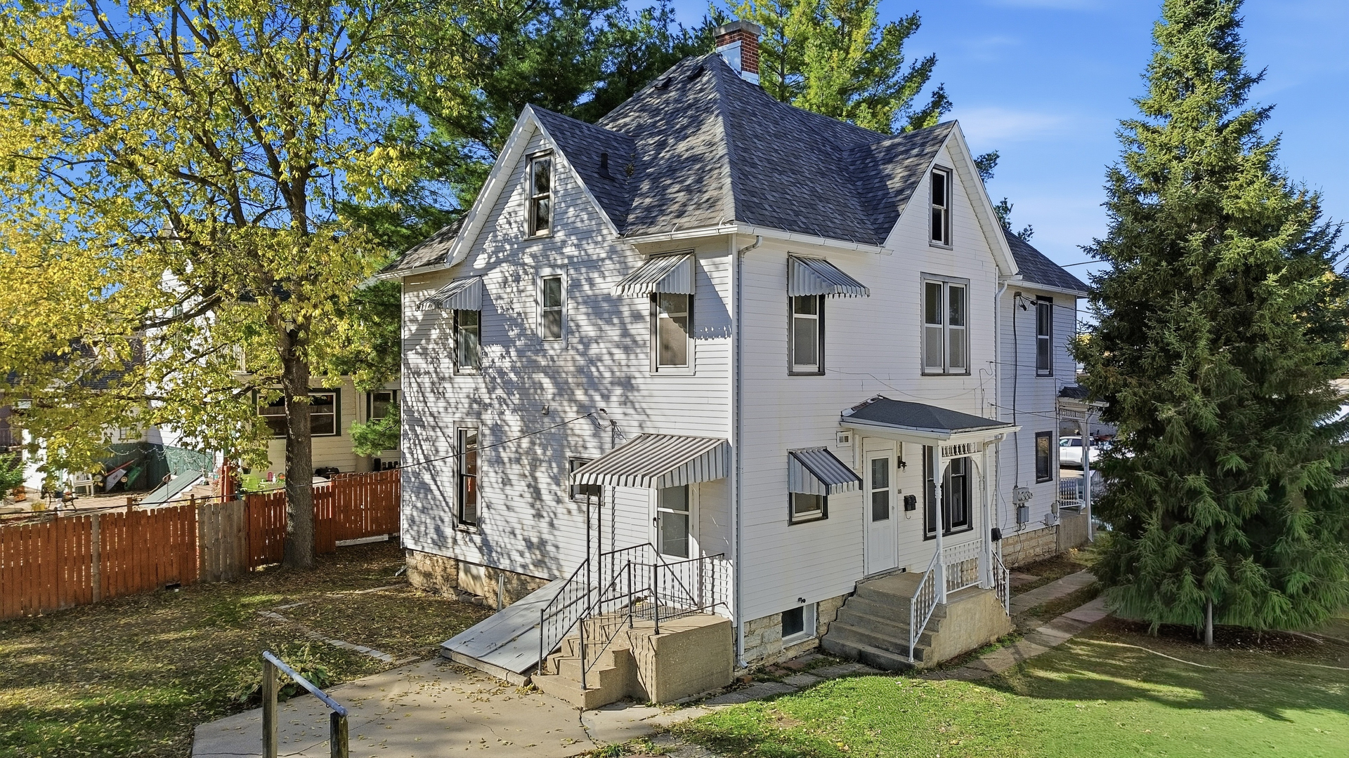 1102 West 3rd Street Dixon, IL 61021 - Photo 4 of 32 a front view of a house with garden