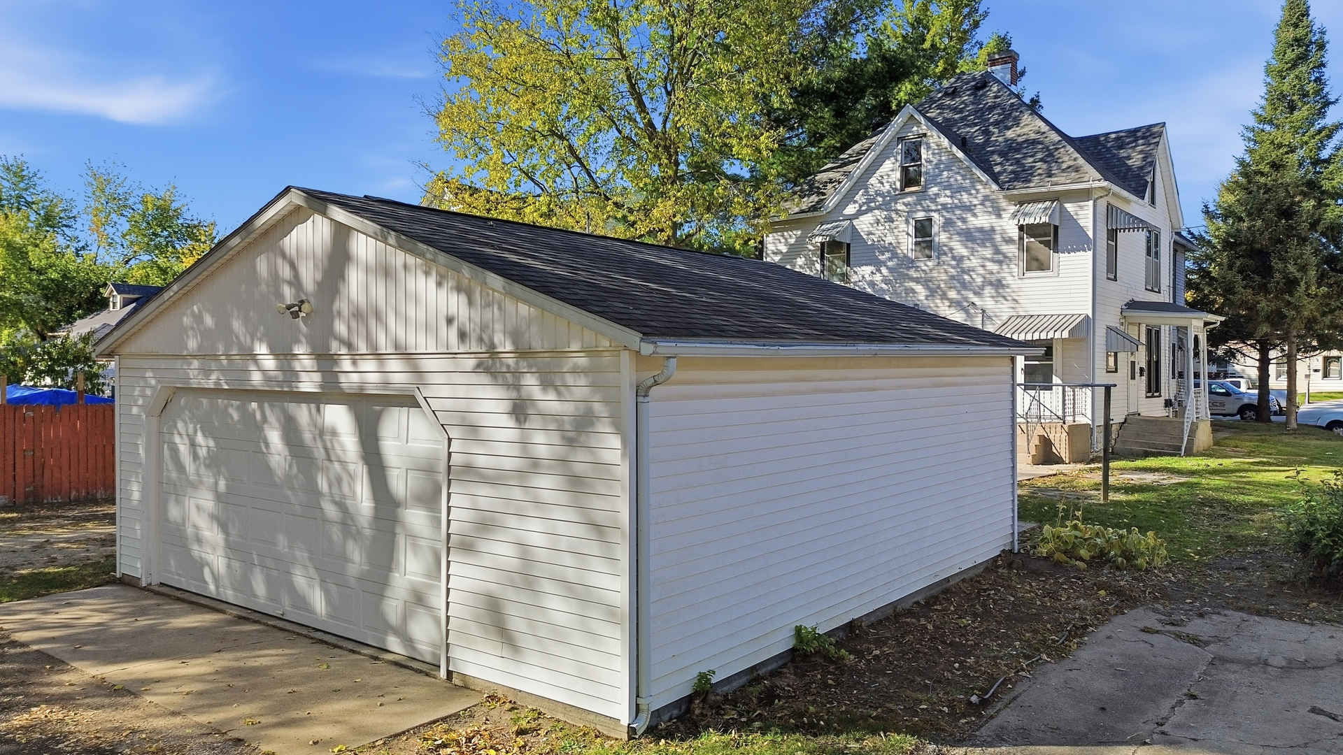 1102 West 3rd Street Dixon, IL 61021 - Photo 6 of 32 a front view of a house with garden