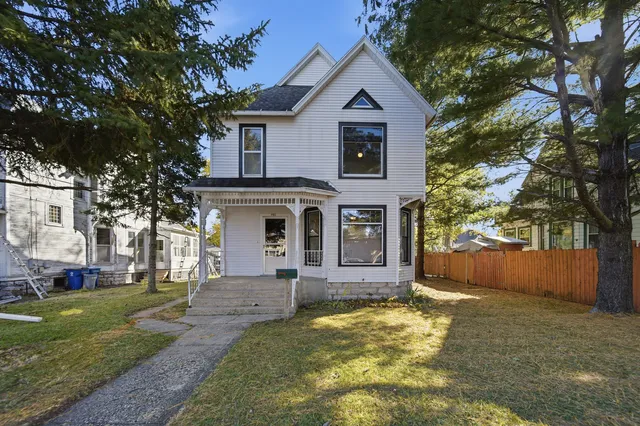 $149,000 | 1102 West 3rd Street, Dixon, IL 61021