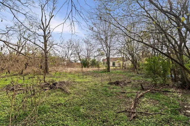 a view of house with backyard