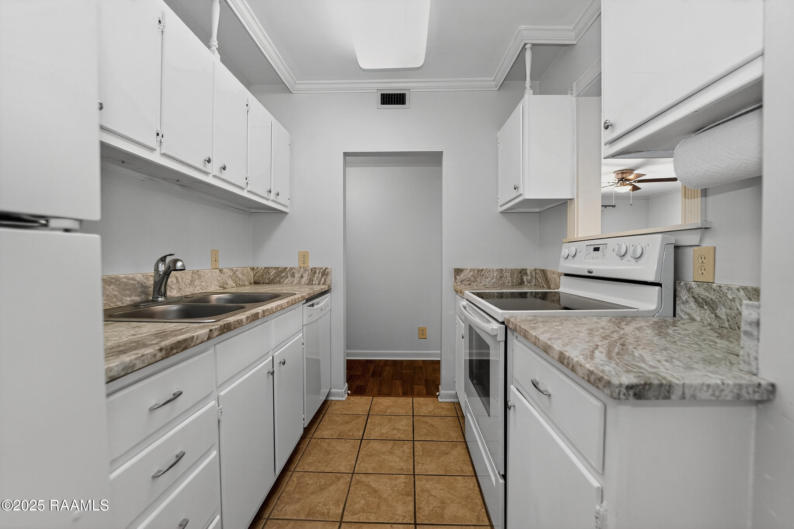 220 Doucet Road, Unit 211B Lafayette, LA 70503 - Photo 6 of 11 006_Kitchen1