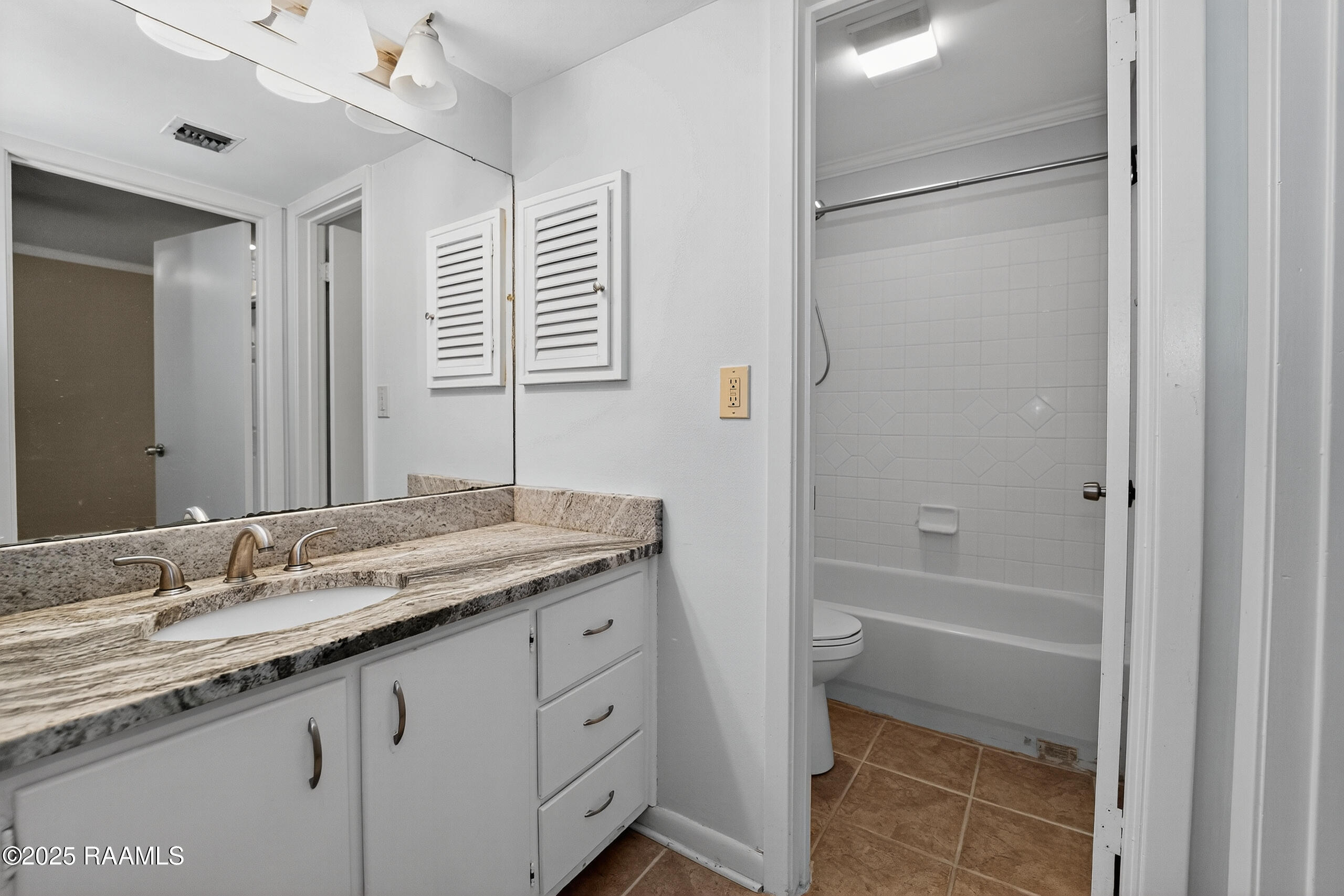 220 Doucet Road, Unit 211B Lafayette, LA 70503 - Photo 8 of 11 002_Bathroom