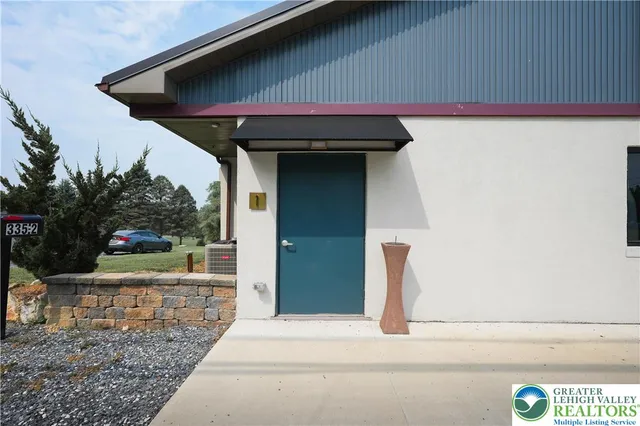 a view of entryway with garden
