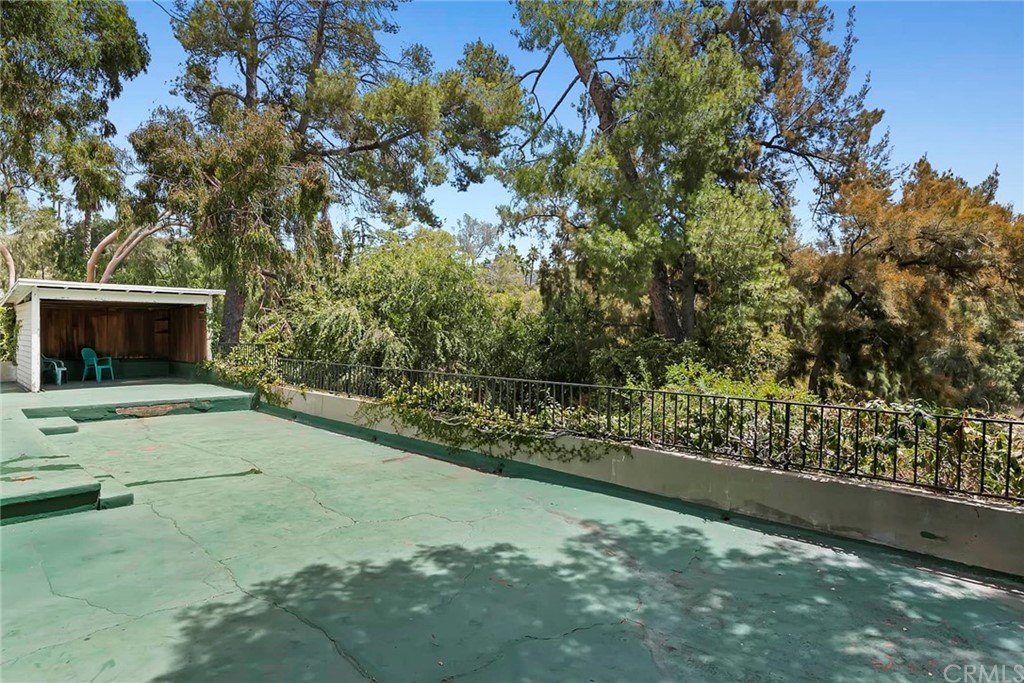 1620 Puebla Drive Glendale, CA 91207 - Photo 29 of 34 a view of backyard with green space