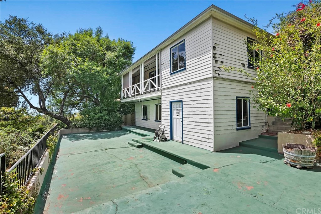 1620 Puebla Drive Glendale, CA 91207 - Photo 33 of 34 a view of a house with a yard