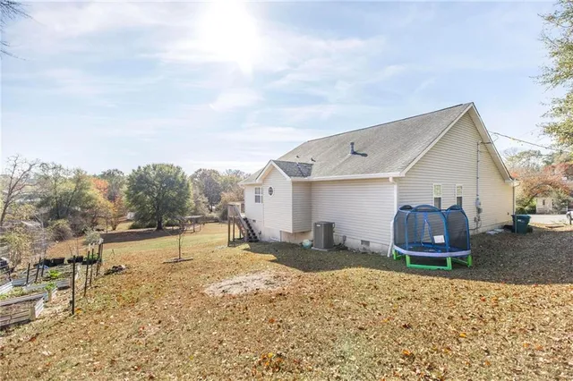 a view of a house with a backyard