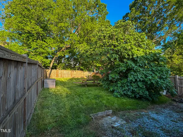 a view of yard with green space