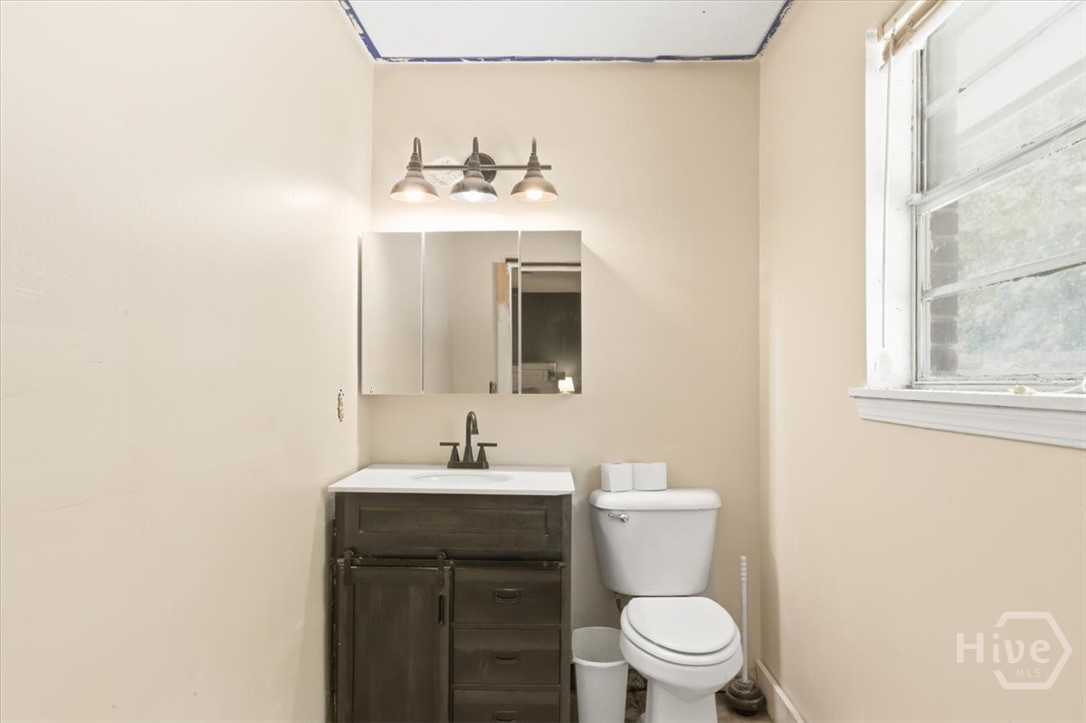 345 West Poplar Street Jesup, GA 31545 - Photo 23 of 31 Primary Half Bathroom