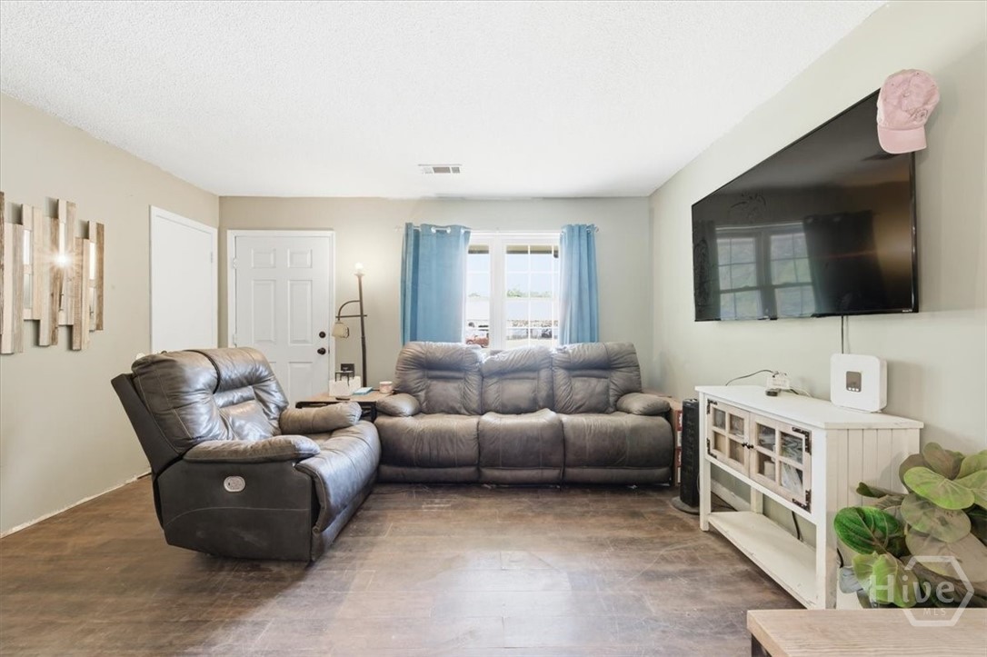 345 West Poplar Street Jesup, GA 31545 - Photo 6 of 31 Living Room